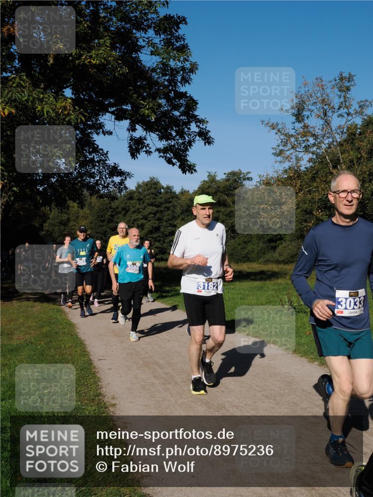 28.09.2025 - 33. Volkslauf durch das schöne Alstertal Fabian Wolf http://msf.ph/oto/8975236 28.09.2025 10:36:11 Laufen 3086, 3182, 3033 meine-sportfotos.de