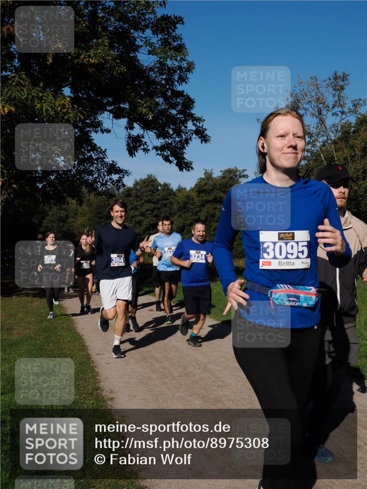 28.09.2025 - 33. Volkslauf durch das schöne Alstertal Fabian Wolf http://msf.ph/oto/8975308 28.09.2025 10:36:20 Laufen 394, 3233, 3234, 3095 meine-sportfotos.de