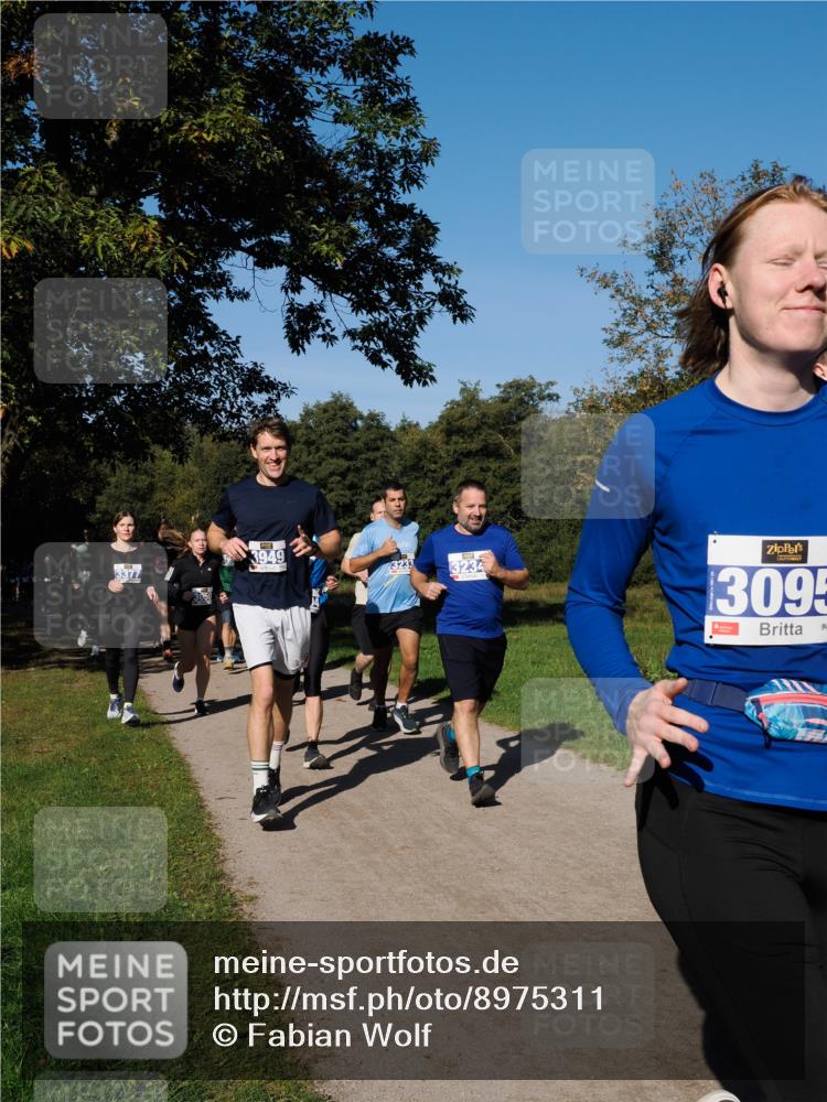 28.09.2025 - 33. Volkslauf durch das schöne Alstertal Fabian Wolf http://msf.ph/oto/8975311 28.09.2025 10:36:20 Laufen 3949, 3377, 3233, 3234, 3095 meine-sportfotos.de