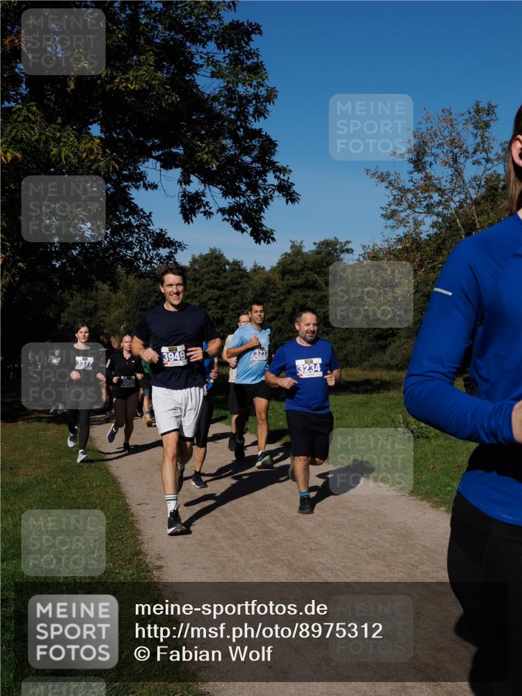 28.09.2025 - 33. Volkslauf durch das schöne Alstertal Fabian Wolf http://msf.ph/oto/8975312 28.09.2025 10:36:20 Laufen 3050, 3949, 3234 meine-sportfotos.de