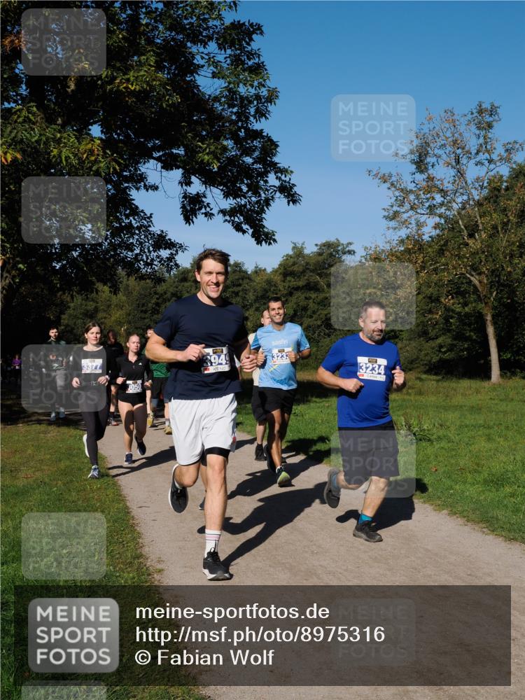 28.09.2025 - 33. Volkslauf durch das schöne Alstertal Fabian Wolf http://msf.ph/oto/8975316 28.09.2025 10:36:21 Laufen 3050, 3949, 3233, 3234 meine-sportfotos.de