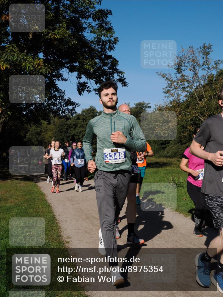 28.09.2025 - 33. Volkslauf durch das schöne Alstertal Fabian Wolf http://msf.ph/oto/8975354 28.09.2025 10:36:26 Laufen 3130, 3123, 3348 meine-sportfotos.de