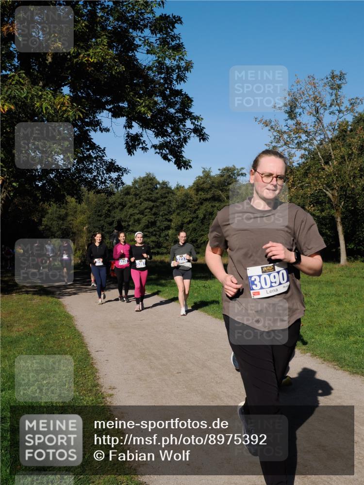 28.09.2025 - 33. Volkslauf durch das schöne Alstertal Fabian Wolf http://msf.ph/oto/8975392 28.09.2025 10:36:31 Laufen 3338, 3397, 3090 meine-sportfotos.de