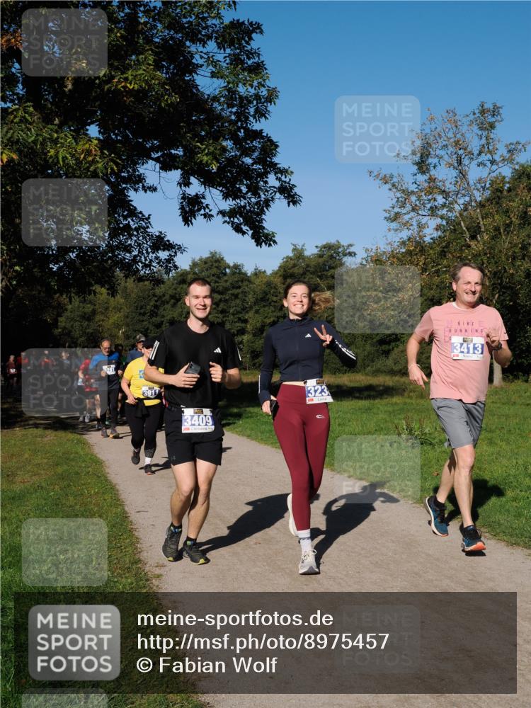 28.09.2025 - 33. Volkslauf durch das schöne Alstertal Fabian Wolf http://msf.ph/oto/8975457 28.09.2025 10:36:41 Laufen 3911, 3409, 323, 3413 meine-sportfotos.de