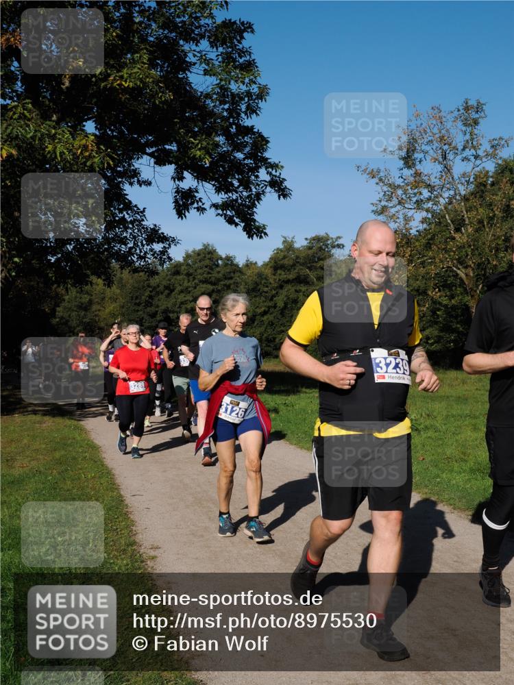 28.09.2025 - 33. Volkslauf durch das schöne Alstertal Fabian Wolf http://msf.ph/oto/8975530 28.09.2025 10:36:49 Laufen 3289, 3126, 3239 meine-sportfotos.de