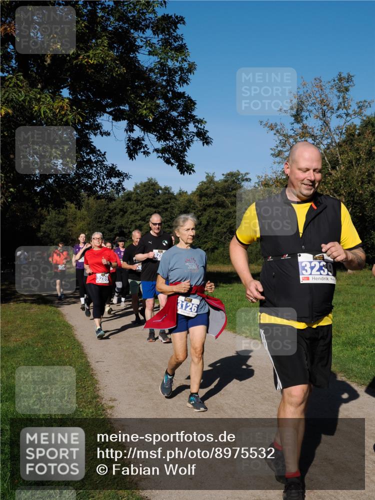 28.09.2025 - 33. Volkslauf durch das schöne Alstertal Fabian Wolf http://msf.ph/oto/8975532 28.09.2025 10:36:49 Laufen 3289, 3126, 3239 meine-sportfotos.de