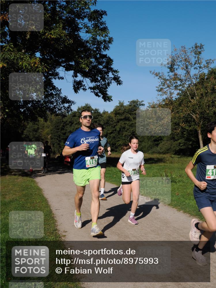 28.09.2025 - 33. Volkslauf durch das schöne Alstertal Fabian Wolf http://msf.ph/oto/8975993 28.09.2025 10:38:43 Laufen 4163, 1910, 41 meine-sportfotos.de