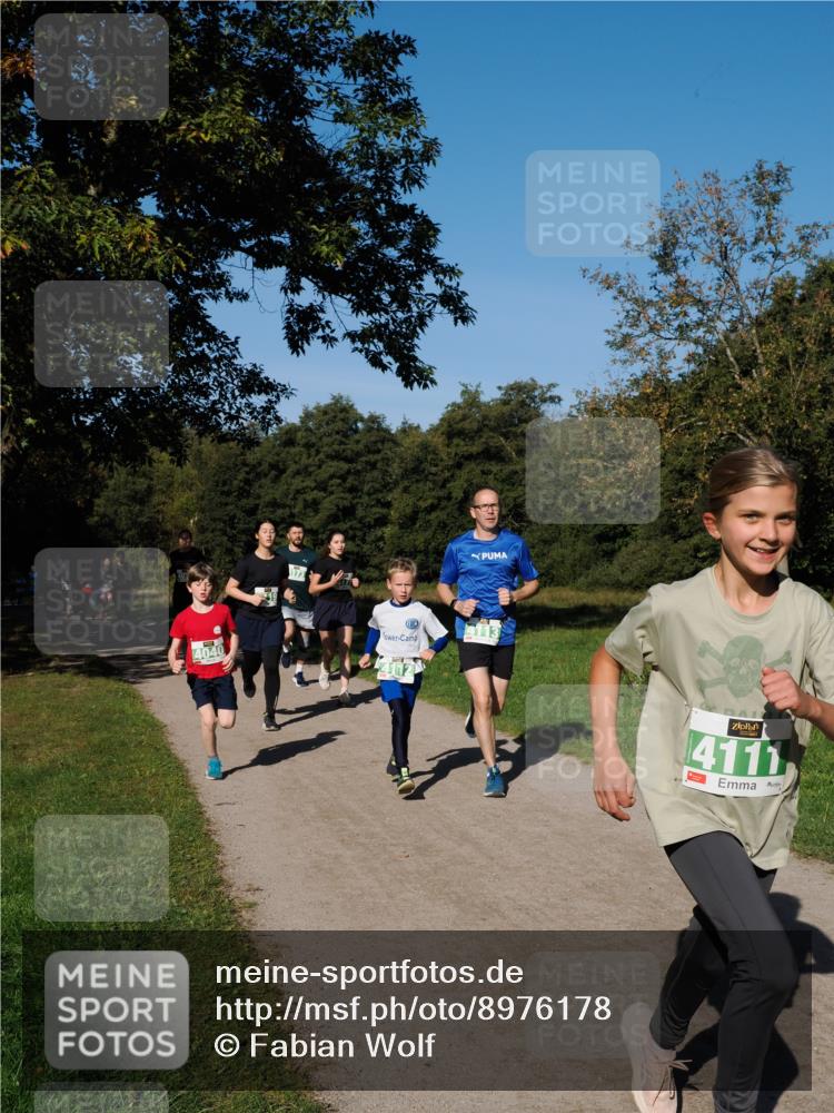 28.09.2025 - 33. Volkslauf durch das schöne Alstertal Fabian Wolf http://msf.ph/oto/8976178 28.09.2025 10:39:16 Laufen 4040, 4113, 4111, 1 meine-sportfotos.de