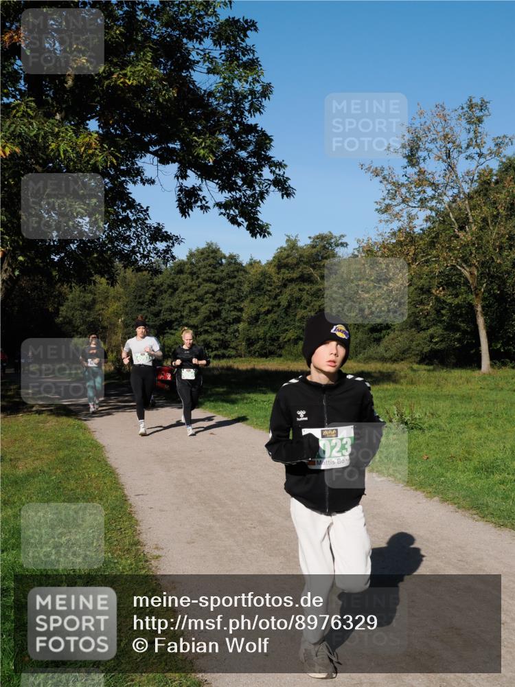 28.09.2025 - 33. Volkslauf durch das schöne Alstertal Fabian Wolf http://msf.ph/oto/8976329 28.09.2025 10:39:40 Laufen 023 meine-sportfotos.de