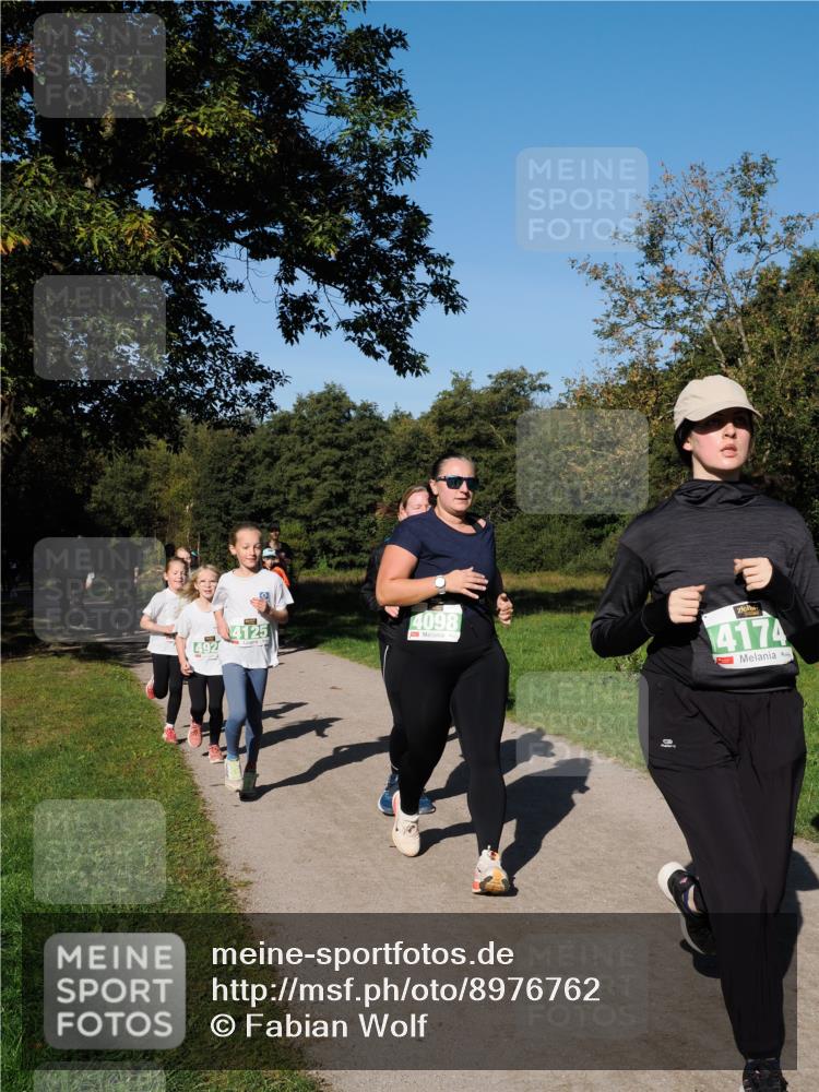 28.09.2025 - 33. Volkslauf durch das schöne Alstertal Fabian Wolf http://msf.ph/oto/8976762 28.09.2025 10:40:46 Laufen 4125, 4098, 4174 meine-sportfotos.de