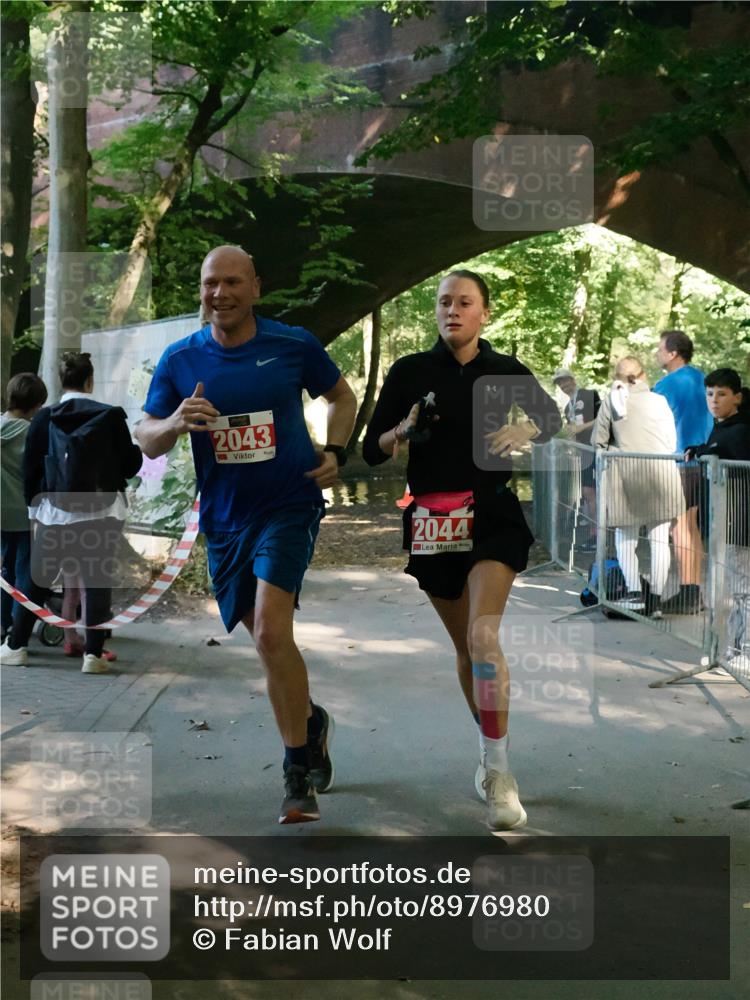 28.09.2025 - 33. Volkslauf durch das schöne Alstertal Fabian Wolf http://msf.ph/oto/8976980 28.09.2025 12:33:13 Laufen 2043, 3, 2044 meine-sportfotos.de