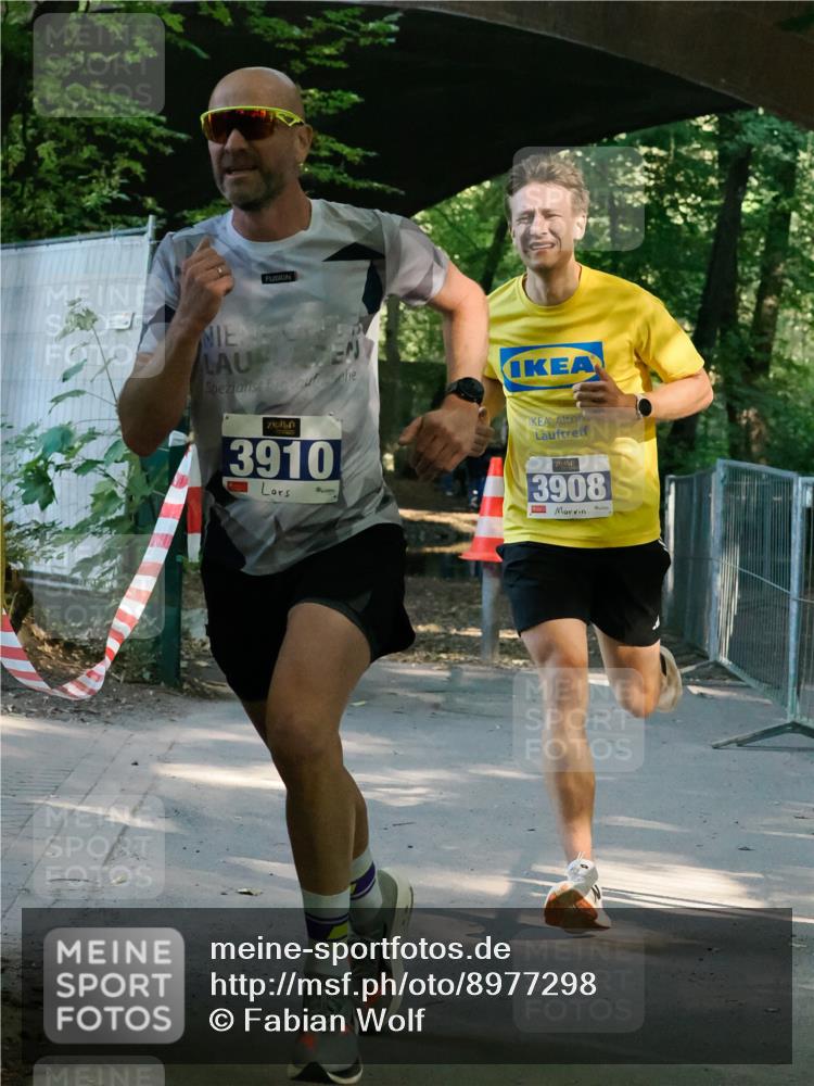 28.09.2025 - 33. Volkslauf durch das schöne Alstertal Fabian Wolf http://msf.ph/oto/8977298 28.09.2025 11:10:43 Laufen 3910, 3908 meine-sportfotos.de