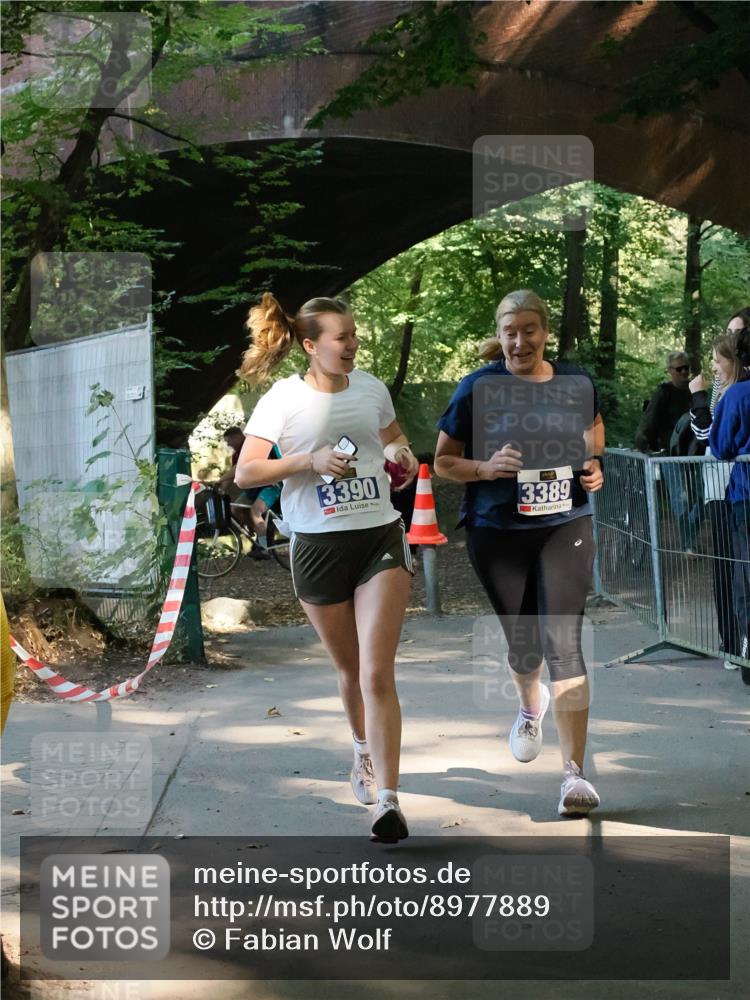 28.09.2025 - 33. Volkslauf durch das schöne Alstertal Fabian Wolf http://msf.ph/oto/8977889 28.09.2025 11:50:05 Laufen 3390, 3389 meine-sportfotos.de