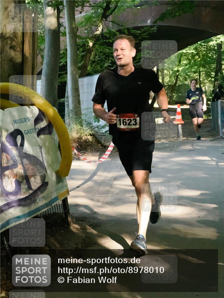 28.09.2025 - 33. Volkslauf durch das schöne Alstertal Fabian Wolf http://msf.ph/oto/8978010 28.09.2025 11:58:42 Laufen 1623 meine-sportfotos.de