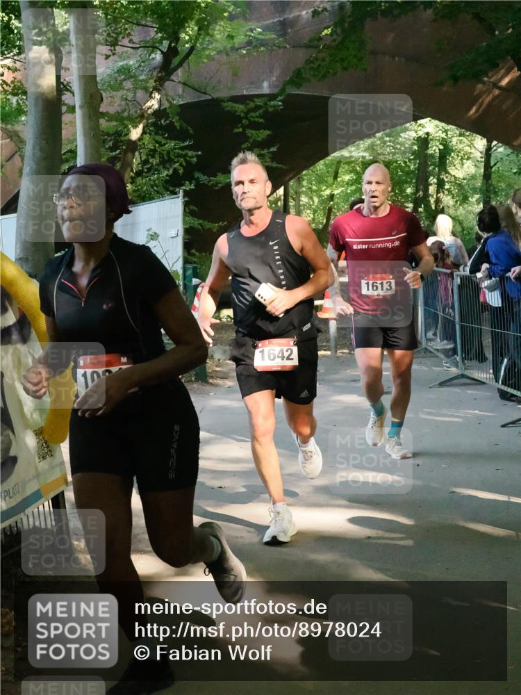 28.09.2025 - 33. Volkslauf durch das schöne Alstertal Fabian Wolf http://msf.ph/oto/8978024 28.09.2025 11:59:43 Laufen 100, 1642, 1613 meine-sportfotos.de
