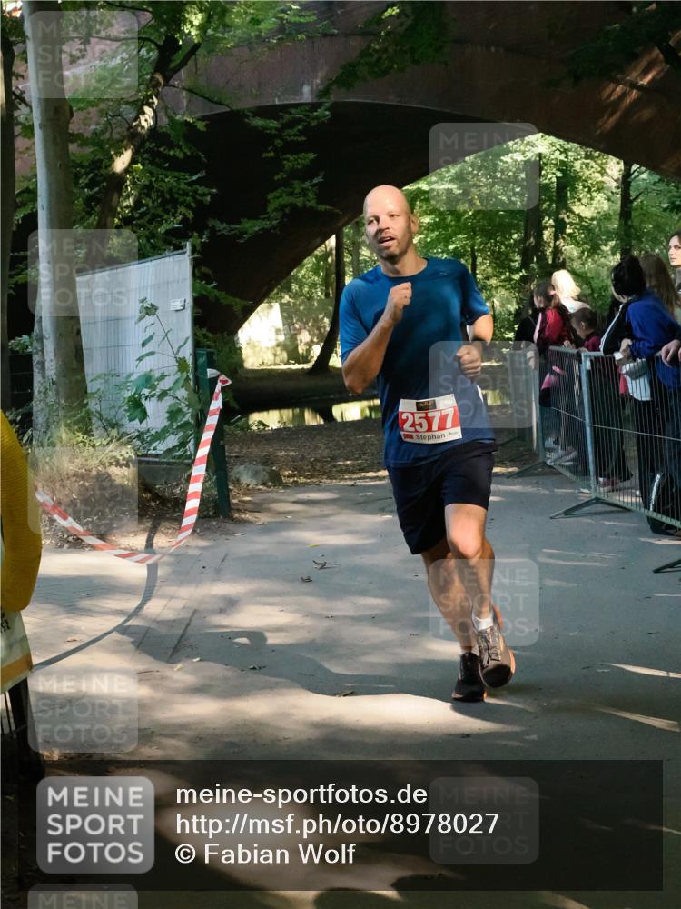 28.09.2025 - 33. Volkslauf durch das schöne Alstertal Fabian Wolf http://msf.ph/oto/8978027 28.09.2025 11:59:47 Laufen 2577 meine-sportfotos.de