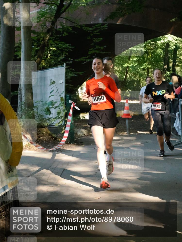 28.09.2025 - 33. Volkslauf durch das schöne Alstertal Fabian Wolf http://msf.ph/oto/8978060 28.09.2025 12:03:13 Laufen 1060, 1032 meine-sportfotos.de