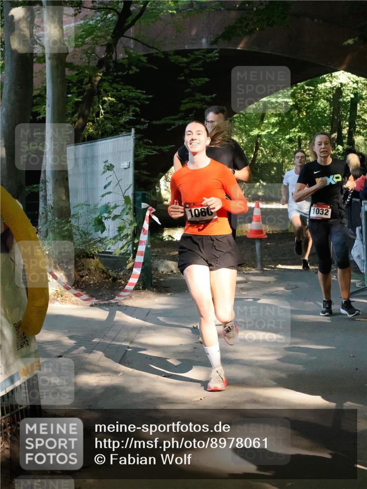 28.09.2025 - 33. Volkslauf durch das schöne Alstertal Fabian Wolf http://msf.ph/oto/8978061 28.09.2025 12:03:13 Laufen 1060, 1032 meine-sportfotos.de