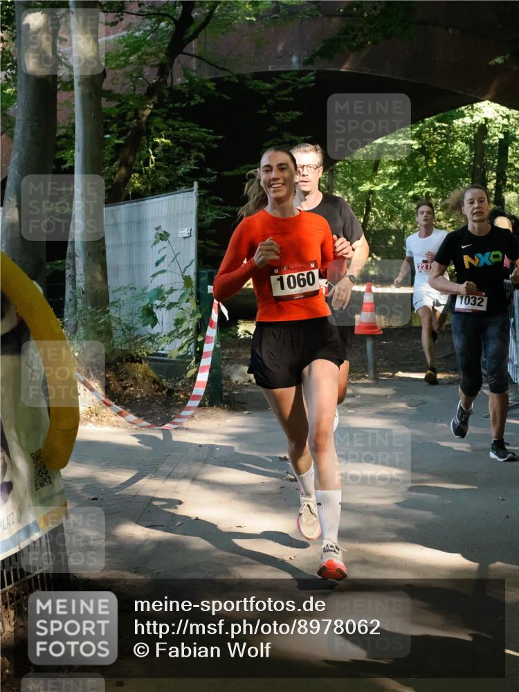 28.09.2025 - 33. Volkslauf durch das schöne Alstertal Fabian Wolf http://msf.ph/oto/8978062 28.09.2025 12:03:14 Laufen 1060, 227, 1032 meine-sportfotos.de