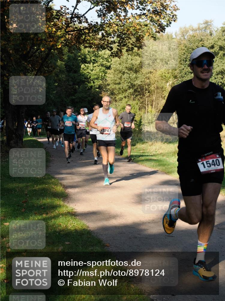 28.09.2025 - 33. Volkslauf durch das schöne Alstertal Fabian Wolf http://msf.ph/oto/8978124 28.09.2025 10:04:16 Laufen 8004, 1567, 1593, 1553, 1574, 1540 meine-sportfotos.de