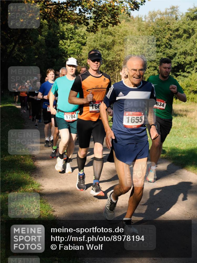 28.09.2025 - 33. Volkslauf durch das schöne Alstertal Fabian Wolf http://msf.ph/oto/8978194 28.09.2025 10:04:55 Laufen 1704, 166, 1655, 634 meine-sportfotos.de