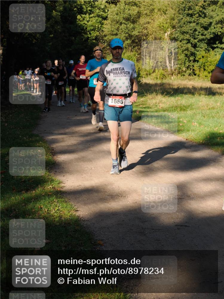 28.09.2025 - 33. Volkslauf durch das schöne Alstertal Fabian Wolf http://msf.ph/oto/8978234 28.09.2025 10:05:11 Laufen 1032, 1642, 16, 4, 1613, 1656 meine-sportfotos.de