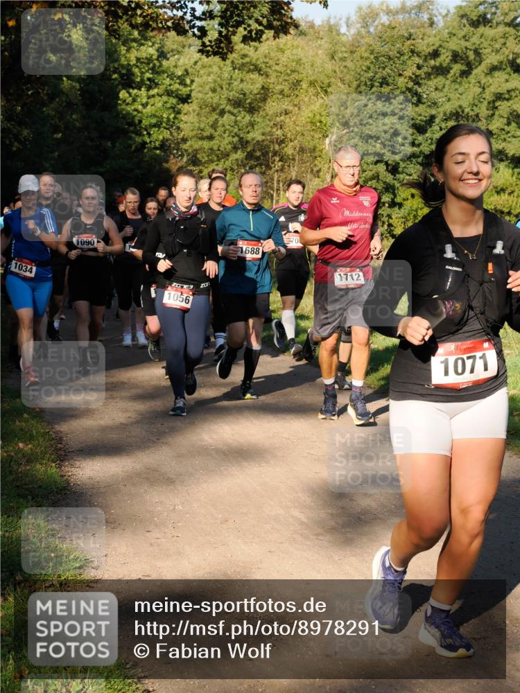 28.09.2025 - 33. Volkslauf durch das schöne Alstertal Fabian Wolf http://msf.ph/oto/8978291 28.09.2025 10:05:33 Laufen 1034, 1090, 1056, 1688, 1712, 1071 meine-sportfotos.de