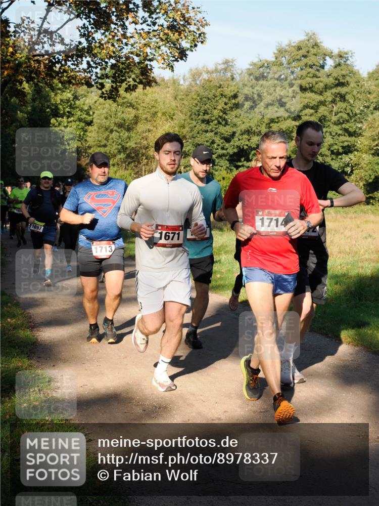 28.09.2025 - 33. Volkslauf durch das schöne Alstertal Fabian Wolf http://msf.ph/oto/8978337 28.09.2025 10:05:50 Laufen 1697, 1713, 1671, 1714 meine-sportfotos.de