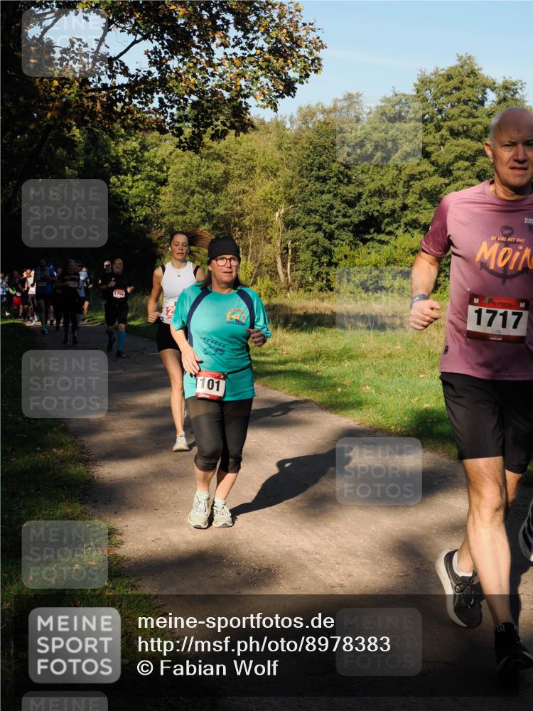 28.09.2025 - 33. Volkslauf durch das schöne Alstertal Fabian Wolf http://msf.ph/oto/8978383 28.09.2025 10:06:15 Laufen 1120, 1756, 101, 2014, 1717 meine-sportfotos.de
