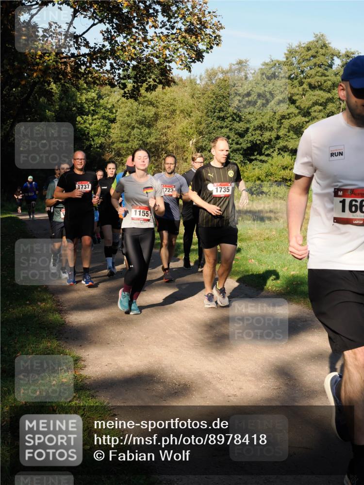 28.09.2025 - 33. Volkslauf durch das schöne Alstertal Fabian Wolf http://msf.ph/oto/8978418 28.09.2025 10:06:27 Laufen 1737, 1155, 1723, 1735, 166 meine-sportfotos.de