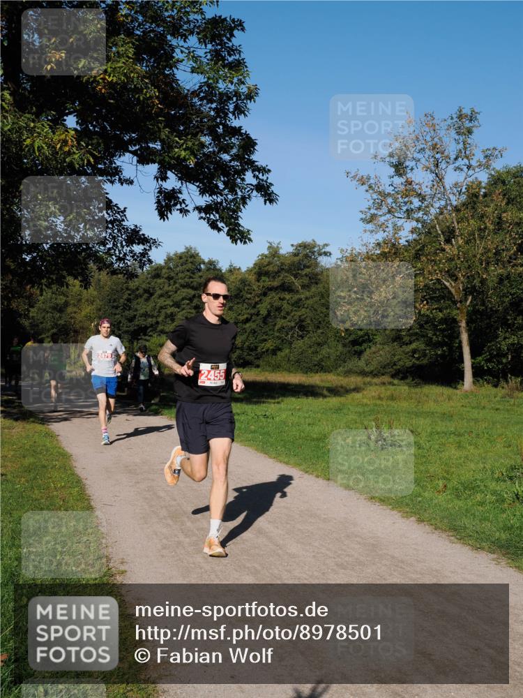 28.09.2025 - 33. Volkslauf durch das schöne Alstertal Fabian Wolf http://msf.ph/oto/8978501 28.09.2025 10:23:32 Laufen 2479, 2455 meine-sportfotos.de