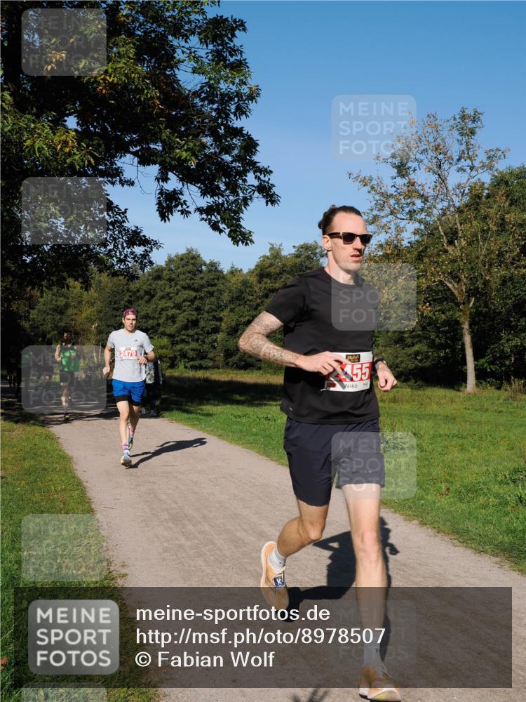 28.09.2025 - 33. Volkslauf durch das schöne Alstertal Fabian Wolf http://msf.ph/oto/8978507 28.09.2025 10:23:33 Laufen 2479, 55 meine-sportfotos.de