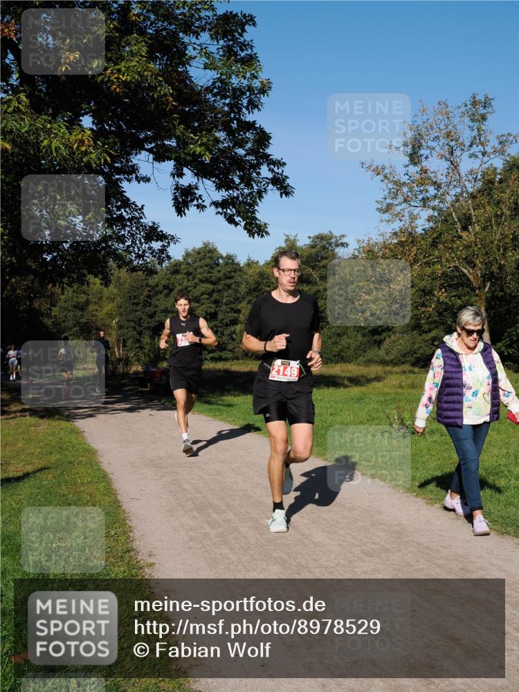 28.09.2025 - 33. Volkslauf durch das schöne Alstertal Fabian Wolf http://msf.ph/oto/8978529 28.09.2025 10:23:43 Laufen 2149 meine-sportfotos.de
