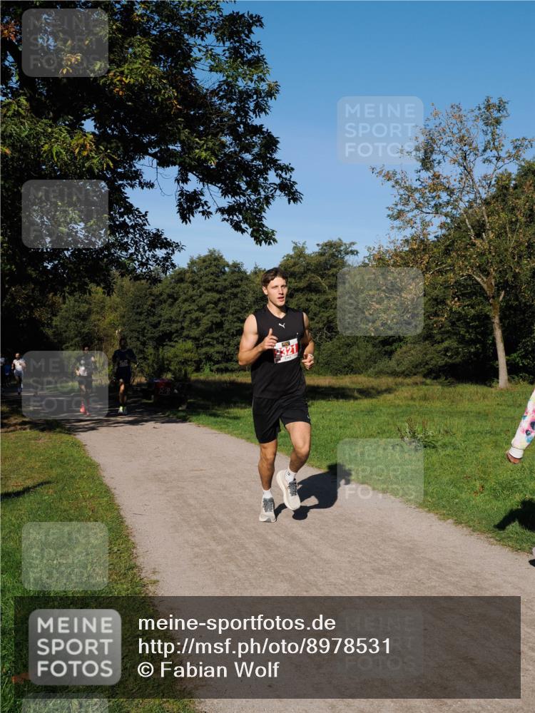 28.09.2025 - 33. Volkslauf durch das schöne Alstertal Fabian Wolf http://msf.ph/oto/8978531 28.09.2025 10:23:44 Laufen  meine-sportfotos.de