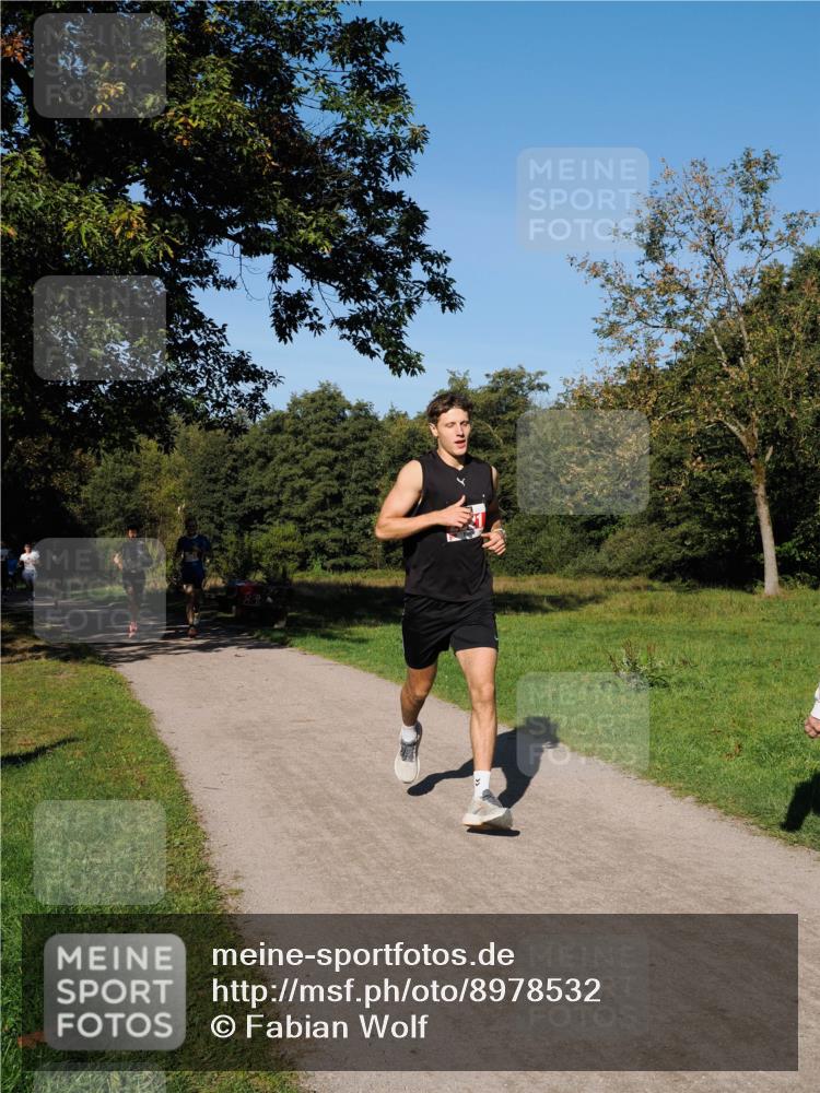 28.09.2025 - 33. Volkslauf durch das schöne Alstertal Fabian Wolf http://msf.ph/oto/8978532 28.09.2025 10:23:44 Laufen  meine-sportfotos.de