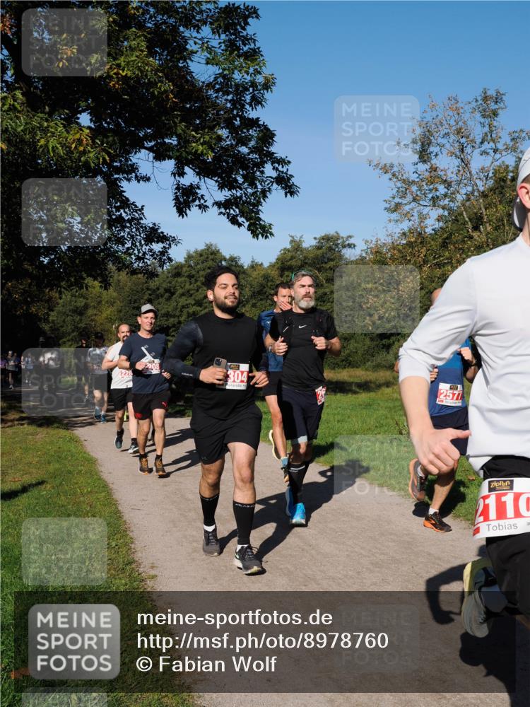 28.09.2025 - 33. Volkslauf durch das schöne Alstertal Fabian Wolf http://msf.ph/oto/8978760 28.09.2025 10:24:44 Laufen 1228, 304, 2571, 110 meine-sportfotos.de