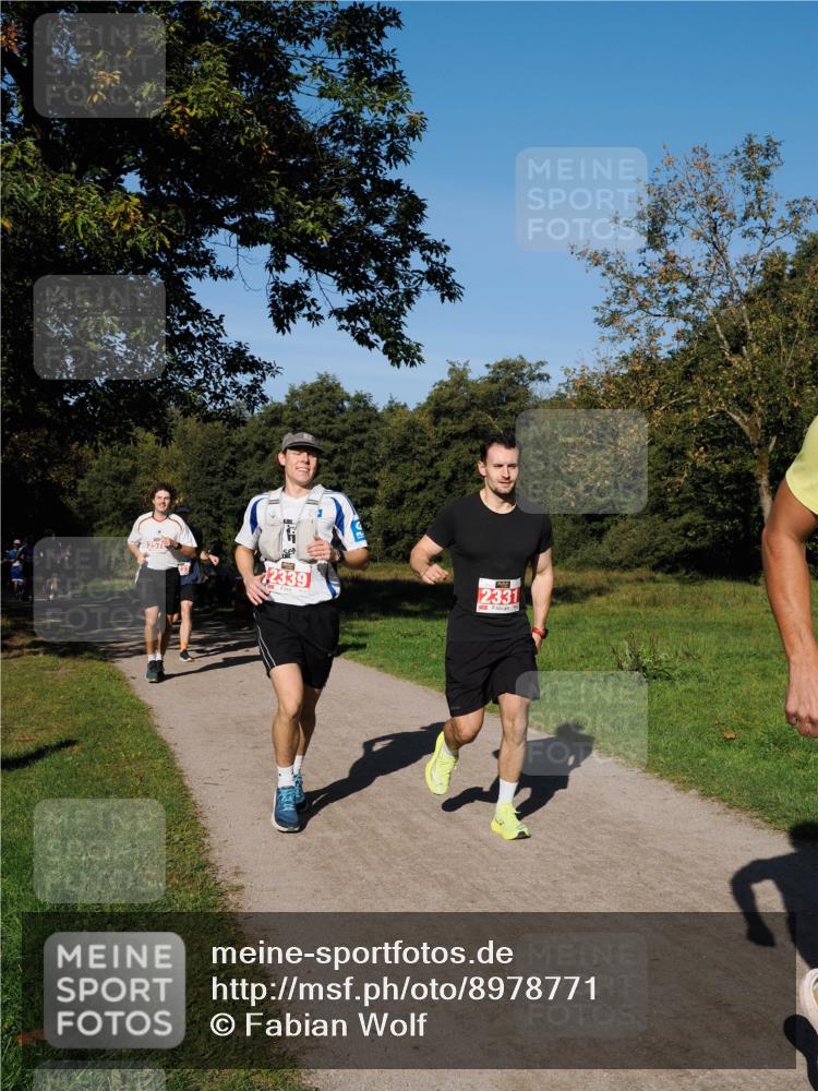 28.09.2025 - 33. Volkslauf durch das schöne Alstertal Fabian Wolf http://msf.ph/oto/8978771 28.09.2025 10:24:48 Laufen 2339, 2331, 4 meine-sportfotos.de