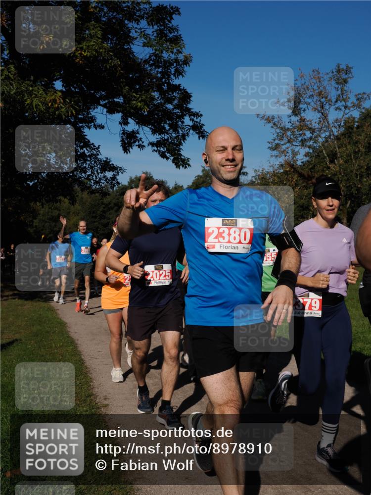 28.09.2025 - 33. Volkslauf durch das schöne Alstertal Fabian Wolf http://msf.ph/oto/8978910 28.09.2025 10:25:11 Laufen 2207, 2999, 2025, 2380, 379 meine-sportfotos.de