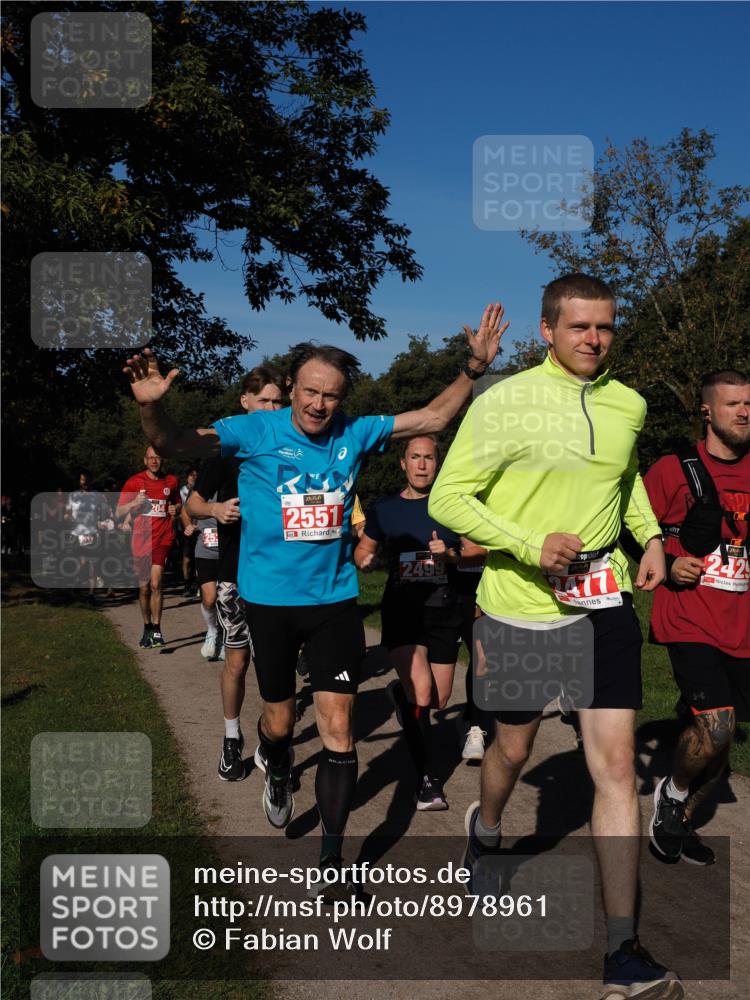 28.09.2025 - 33. Volkslauf durch das schöne Alstertal Fabian Wolf http://msf.ph/oto/8978961 28.09.2025 10:25:18 Laufen 204, 2551, 2499, 477, 242 meine-sportfotos.de