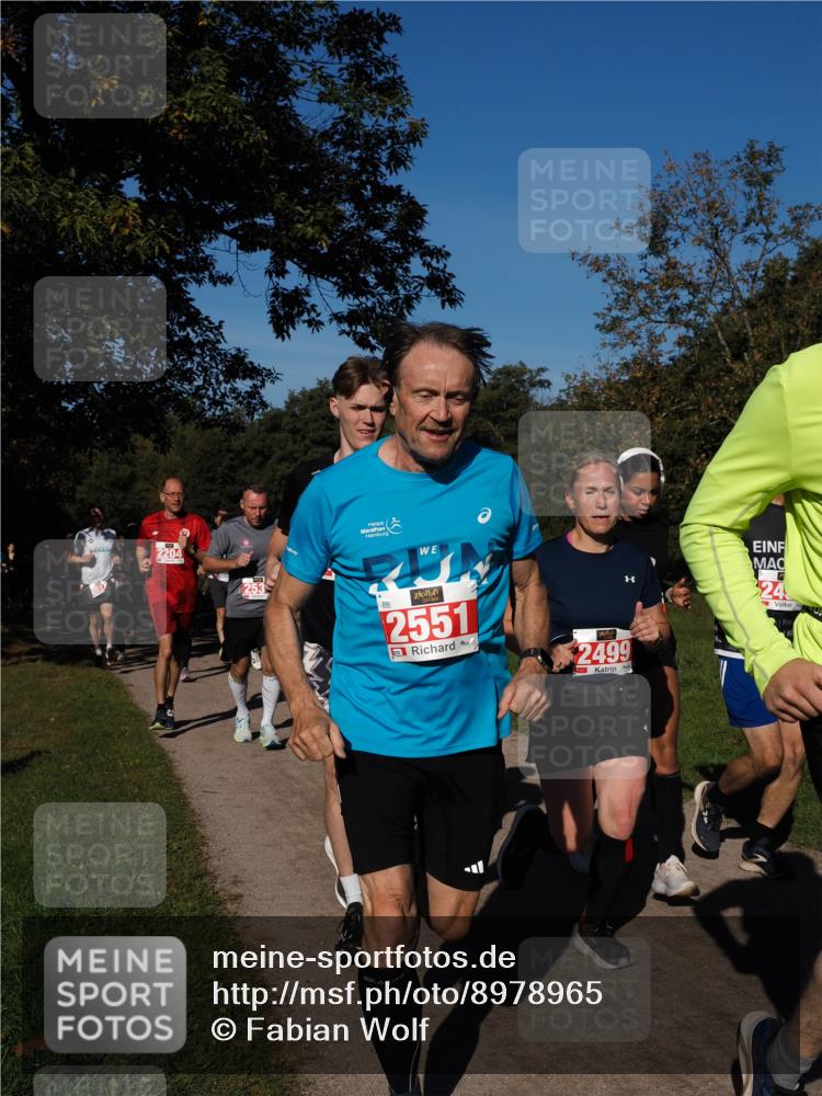 28.09.2025 - 33. Volkslauf durch das schöne Alstertal Fabian Wolf http://msf.ph/oto/8978965 28.09.2025 10:25:19 Laufen 2204, 2551, 2499, 24 meine-sportfotos.de