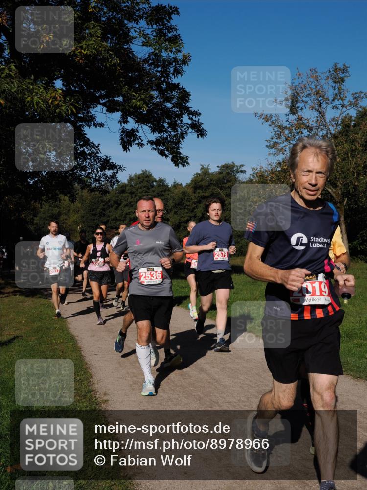 28.09.2025 - 33. Volkslauf durch das schöne Alstertal Fabian Wolf http://msf.ph/oto/8978966 28.09.2025 10:25:20 Laufen 2579, 2617, 2536, 019 meine-sportfotos.de