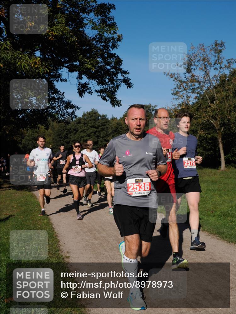 28.09.2025 - 33. Volkslauf durch das schöne Alstertal Fabian Wolf http://msf.ph/oto/8978973 28.09.2025 10:25:20 Laufen 2617, 2090, 2579, 2536 meine-sportfotos.de