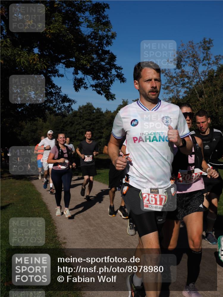 28.09.2025 - 33. Volkslauf durch das schöne Alstertal Fabian Wolf http://msf.ph/oto/8978980 28.09.2025 10:25:22 Laufen 2088, 2617, 2090 meine-sportfotos.de