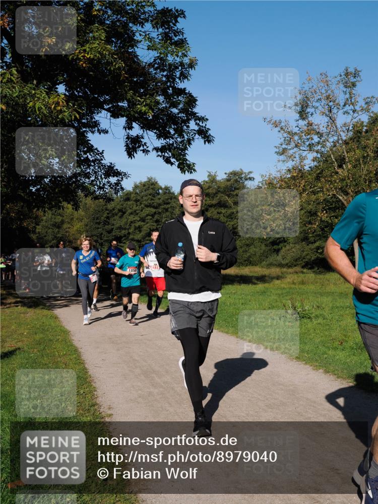28.09.2025 - 33. Volkslauf durch das schöne Alstertal Fabian Wolf http://msf.ph/oto/8979040 28.09.2025 10:25:36 Laufen 1850, 211 meine-sportfotos.de