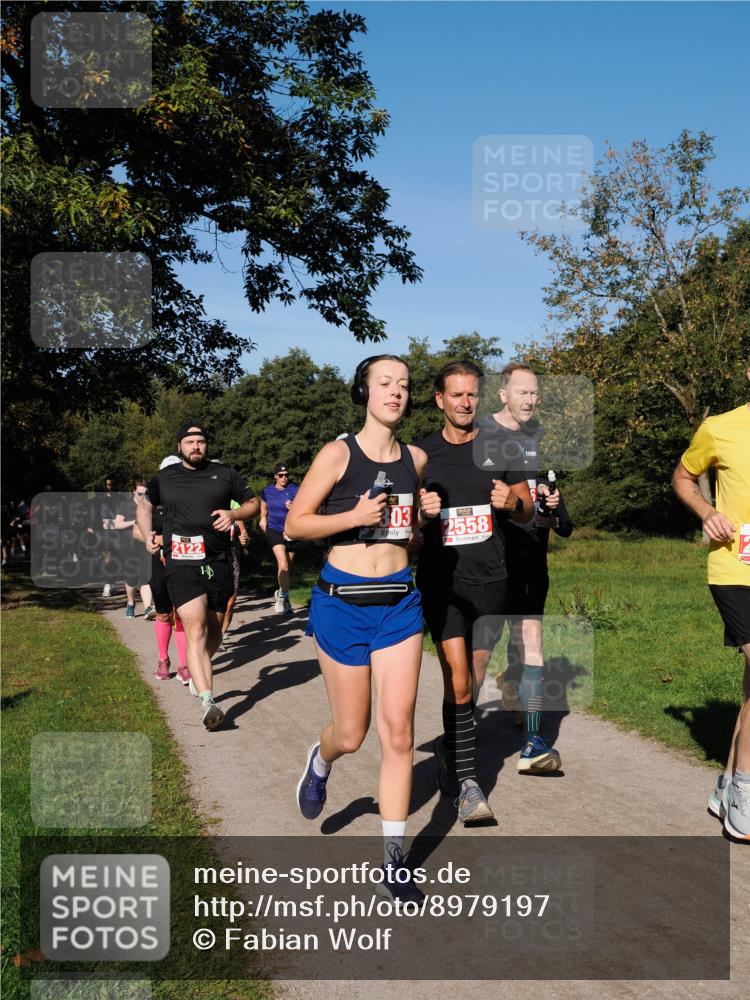 28.09.2025 - 33. Volkslauf durch das schöne Alstertal Fabian Wolf http://msf.ph/oto/8979197 28.09.2025 10:26:04 Laufen 2122, 303, 2558, 2 meine-sportfotos.de