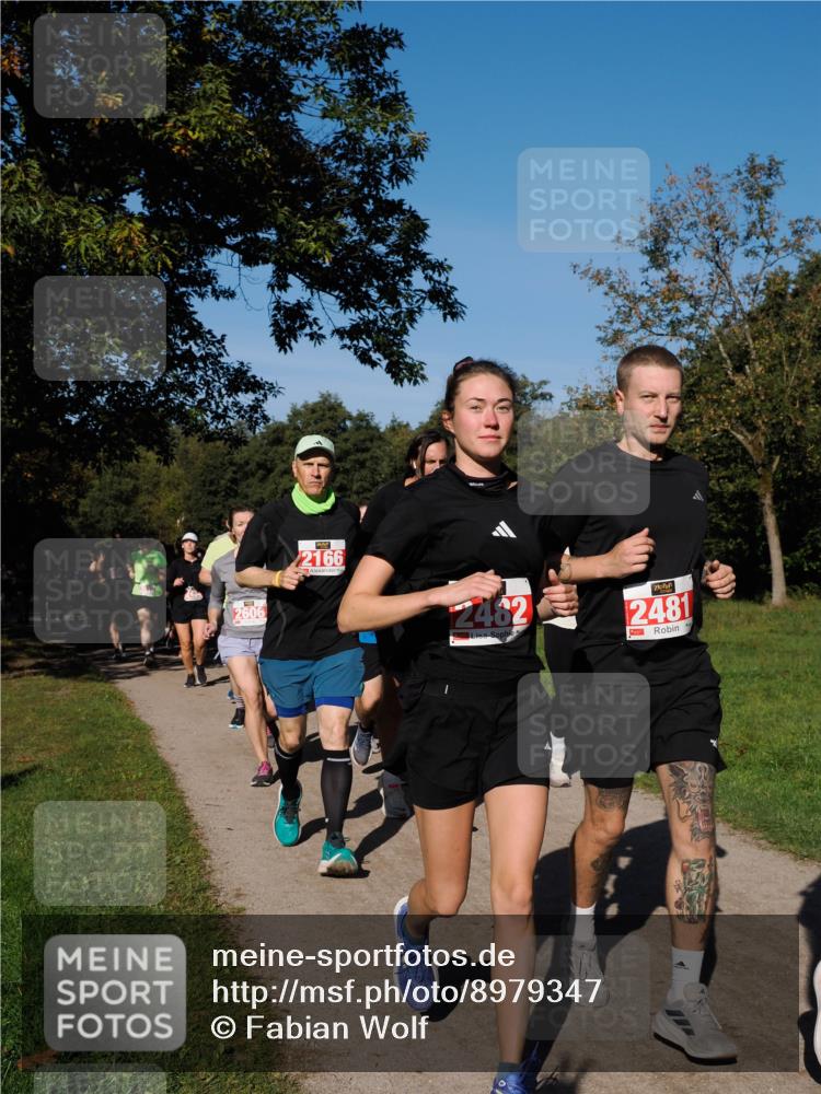 28.09.2025 - 33. Volkslauf durch das schöne Alstertal Fabian Wolf http://msf.ph/oto/8979347 28.09.2025 10:26:28 Laufen 2606, 2166, 2482, 2481 meine-sportfotos.de