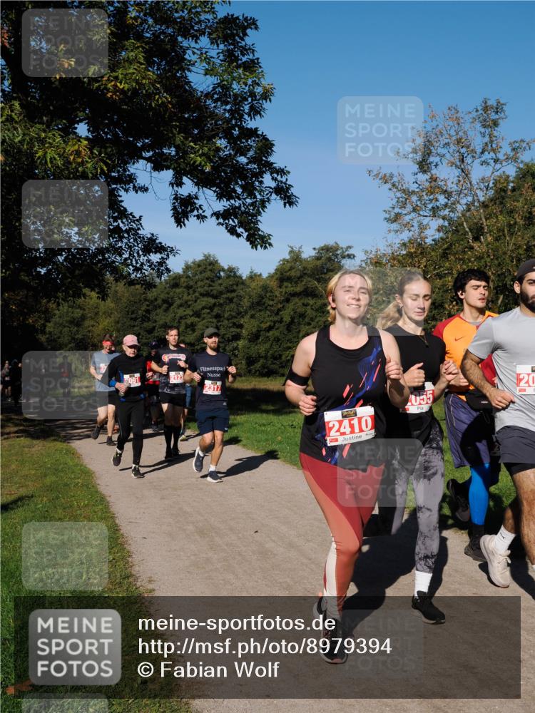 28.09.2025 - 33. Volkslauf durch das schöne Alstertal Fabian Wolf http://msf.ph/oto/8979394 28.09.2025 10:26:36 Laufen 091, 2123, 2317, 2410, 055, 20 meine-sportfotos.de