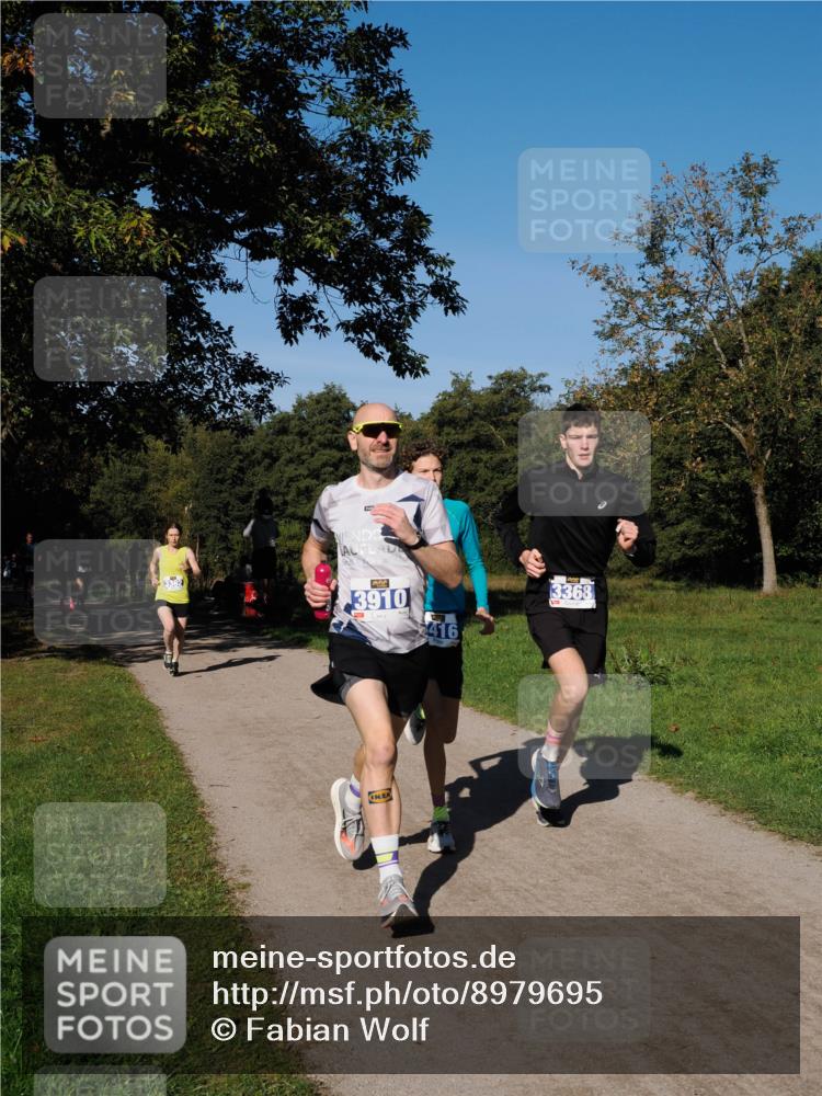 28.09.2025 - 33. Volkslauf durch das schöne Alstertal Fabian Wolf http://msf.ph/oto/8979695 28.09.2025 10:33:38 Laufen 3910, 3368, 416 meine-sportfotos.de