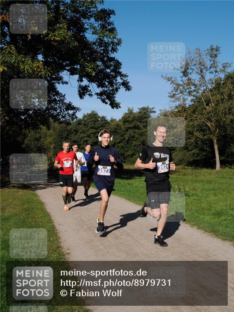 28.09.2025 - 33. Volkslauf durch das schöne Alstertal Fabian Wolf http://msf.ph/oto/8979731 28.09.2025 10:33:55 Laufen 3005, 3924, 3923 meine-sportfotos.de