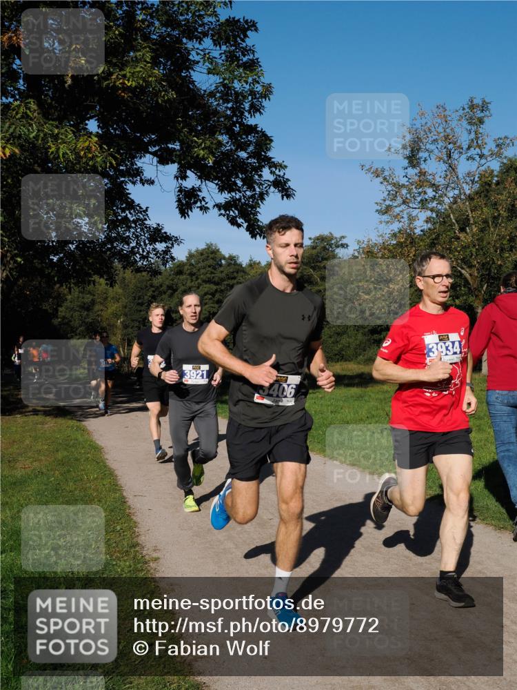 28.09.2025 - 33. Volkslauf durch das schöne Alstertal Fabian Wolf http://msf.ph/oto/8979772 28.09.2025 10:34:06 Laufen 3921, 3406, 3934 meine-sportfotos.de